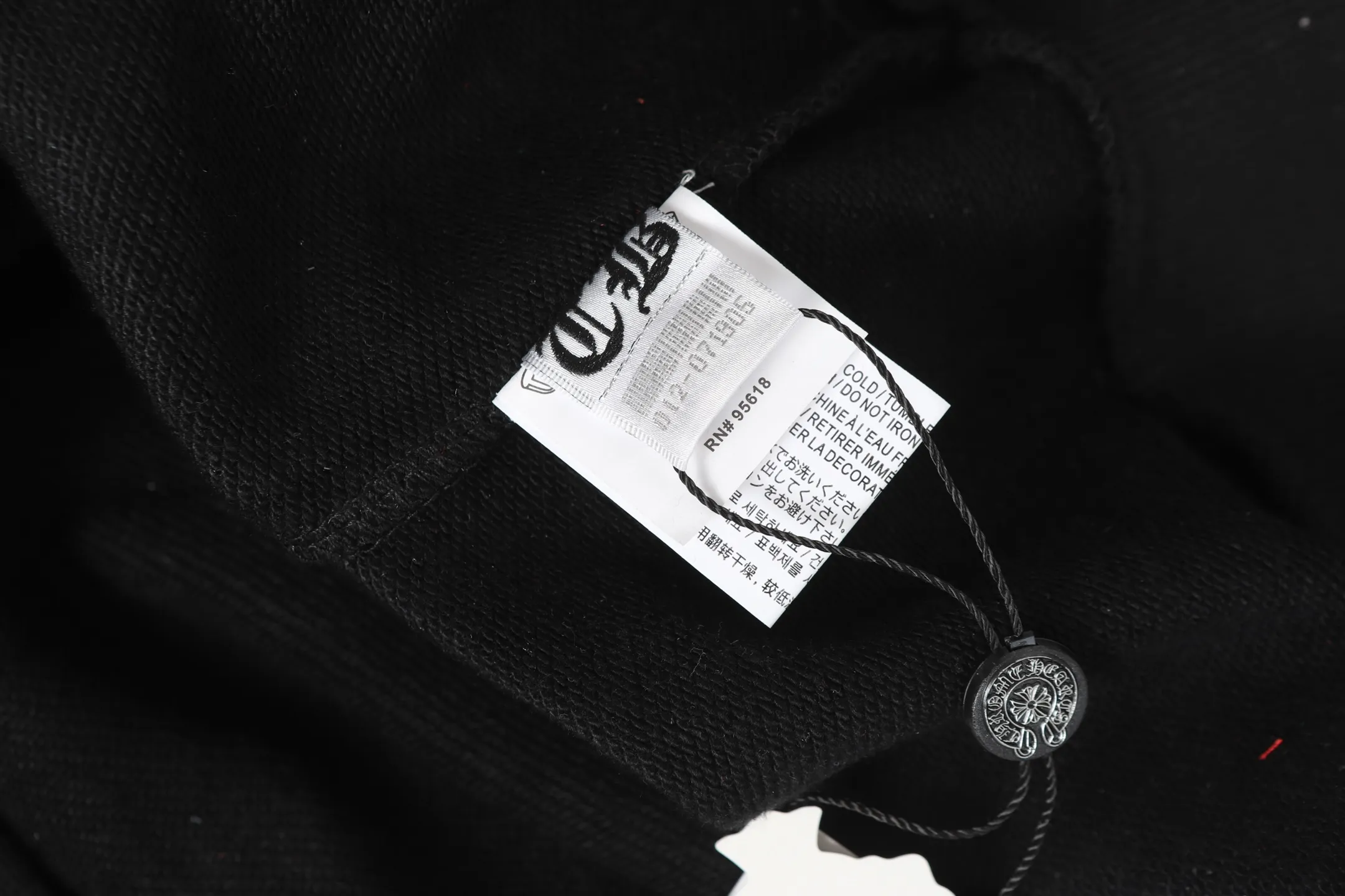 P230 Cross-border model, please do not place an order if you are pursuing quality - Chrome Hearts/Chrome Hearts basic horseshoe Sanskrit printed hooded sweatshirt - High weight, high density and high quality. The wool is soft, delicate and skin-friendly. Soft and silky to the touch. Excellent warmth and skin-friendly properties. - Custom-woven and custom-dyed, no color difference. No matter the fabric or workmanship details, it beats the ordinary version on the market. - Hardware zipper accessories are all customized, full of details - Color: black white - Size: S M L XL